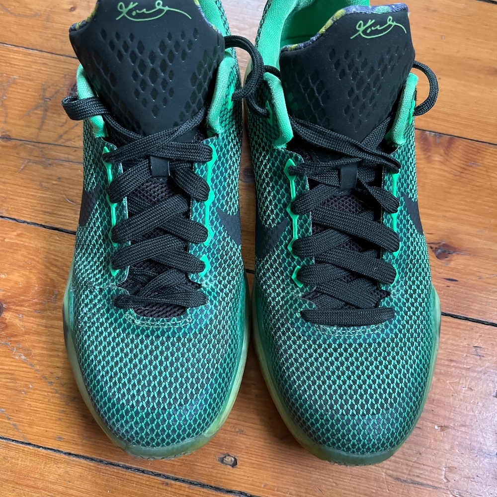 Boys Nike Kobe Bryant sneaker size 5